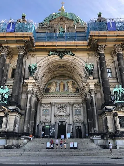 Berliner Altbaubauwohnung In Mitte