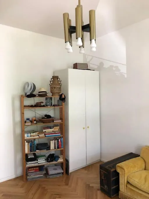 Berliner Altbaubauwohnung In Mitte